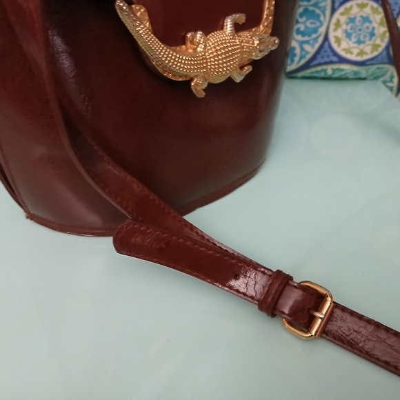 Chic Brown Crossbody Bag with Gold Crocodile detail. - Picture 5 of 16